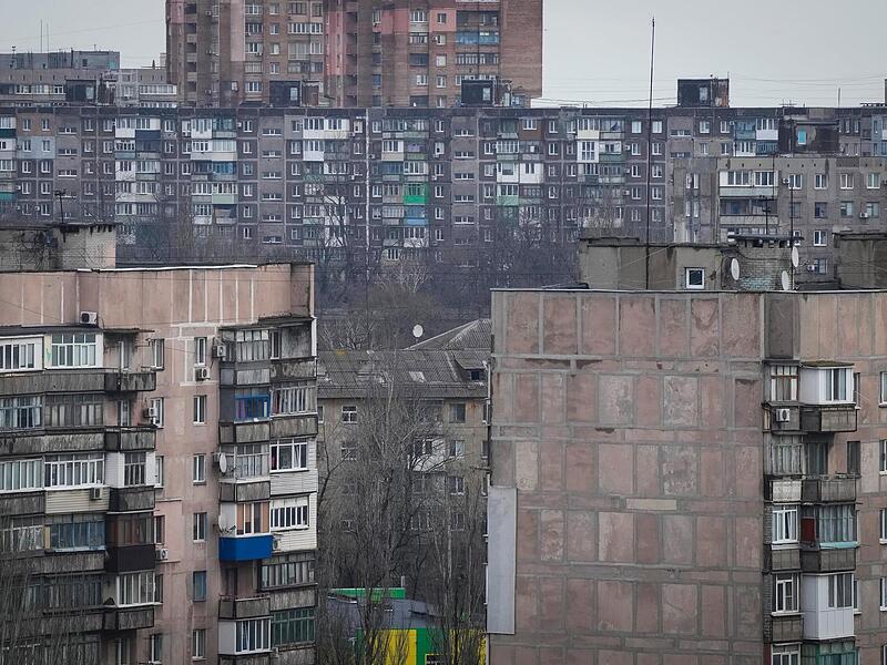 Blick über einige Wohnhäuser der Stadt Mariupol. 17 große Wohnhäuser sind, wie die Stadtverwaltung gestern mitgeteilt hat, bis am späten Donnerstagabend bei russischen Angriffen teils schwer beschädigt worden.