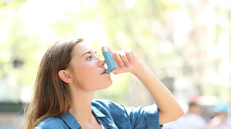 F&uuml;r Asthmatiker ist ihr Spray die wichtigste Hilfe.