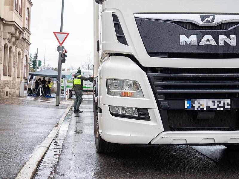 Lastwagen übersieht Radfahrerin: 63-Jährige bei Verkehrsunfall verstorbenTödlicher Unfall Radfahrerin Lkw Hallstadter Straße Bamberg 22022024 Lastwagen übersieht Radfahrerin: 63-Jährige bei Verkehrsunfall auf Hallstadter Straße in Bamberg verstorben - der Unfall ereignete sich vormittags am 22. Februar 2024.