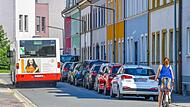 Damit die Erlichstraße in der Gegenrichtung für Radfahrer freigeben werden kann, müssen Parkplätze verlegt, manche gestrichen werden. Weil die Anwohner nicht befragt wurden, fordern mehrere Fraktionen, dass der Beschluss des Mobilitätssenats ausgesetzt  wird.