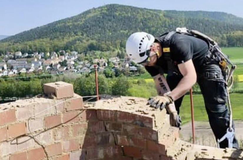 Arbeiten in luftiger Höhe: Finn  Zobel vor dem Hintergrund des Muppbergs.