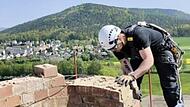 Arbeiten in luftiger Höhe: Finn  Zobel vor dem Hintergrund des Muppbergs.