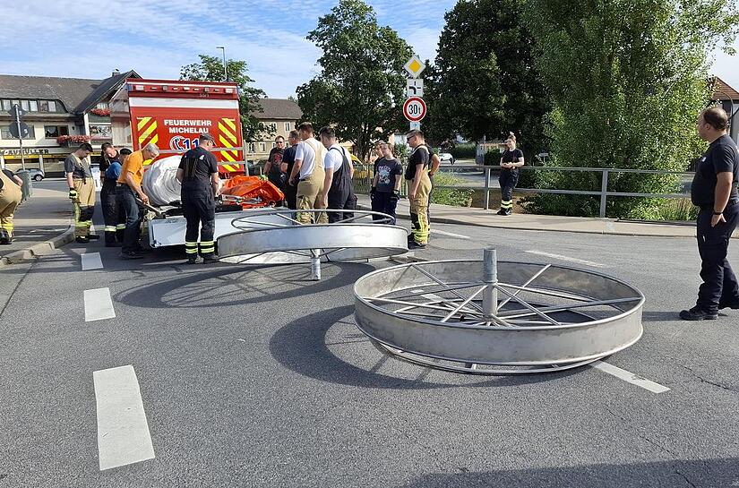 Der Mobildeich wird vom Anhänger abgeladen.