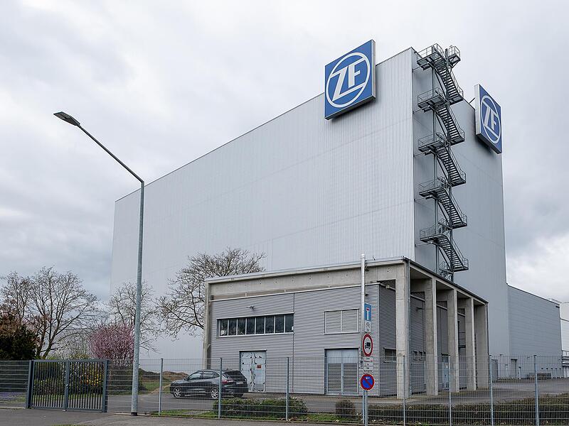 ZF Aftermarket liefert unter anderem Kupplungskomponenten an die Automobilindustrie. Laut Konzern arbeiten derzeit rund 900 der insgesamt 9000 Beschäftigten in Schweinfurt im Ersatzteilgeschäft, davon 360 in der Logistik. Das Bild zeigt das Hochre... ZF Aftermarket liefert unter anderem Kupplungskomponenten an die Automobilindustrie. Laut Konzern arbeiten derzeit rund 900 der insgesamt 9000 Beschäftigten in Schweinfurt im Ersatzteilgeschäft, davon 360 in der Logistik. Das Bild zeigt das Hochre...