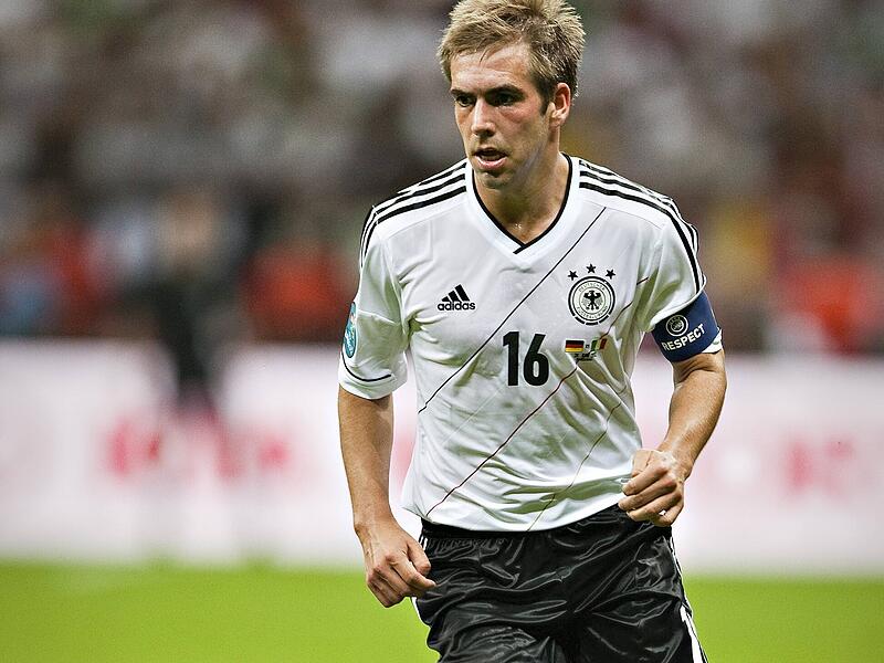 Streifen mal anders bei der EM 2012 mit Kapit&auml;n Philipp Lahm: drei d&uuml;nne Querstriche in den Farben  Schwarz, Rot und satt Gold.