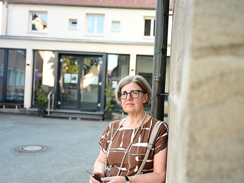 Pfarrerin Christine Jahn vor dem Evangelischen Gemeindehaus am Kirchenplatz in Baiersdorf.
