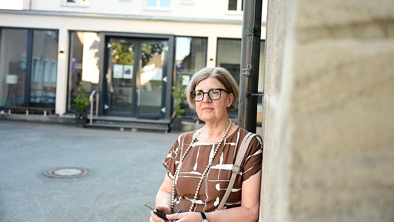 Pfarrerin Christine Jahn vor dem Evangelischen Gemeindehaus am Kirchenplatz in Baiersdorf.