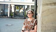 Pfarrerin Christine Jahn vor dem Evangelischen Gemeindehaus am Kirchenplatz in Baiersdorf. Pfarrerin Christine Jahn vor dem Evangelischen Gemeindehaus am Kirchenplatz in Baiersdorf.