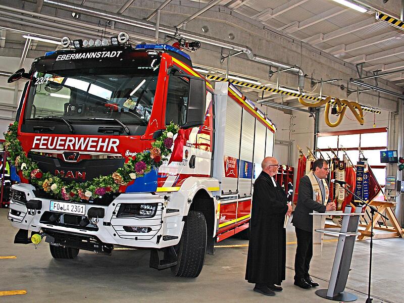 Den kirchlichen Segen f&uuml;r das neue Flaggschiff der Feuerwehr Ebermannstadt spendeten die Pfarrer Florian Stark (r.) und Stefan Berner.Thomas Weichert