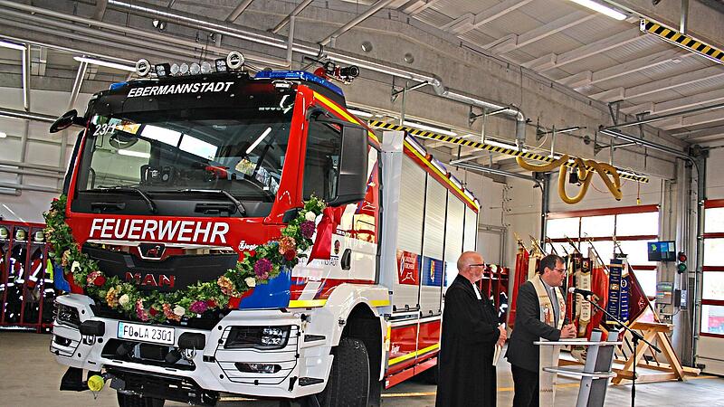 Den kirchlichen Segen f&uuml;r das neue Flaggschiff der Feuerwehr Ebermannstadt spendeten die Pfarrer Florian Stark (r.) und Stefan Berner.Thomas Weichert