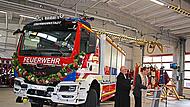 Den kirchlichen Segen f&uuml;r das neue Flaggschiff der Feuerwehr Ebermannstadt spendeten die Pfarrer Florian Stark (r.) und Stefan Berner.Thomas Weichert
