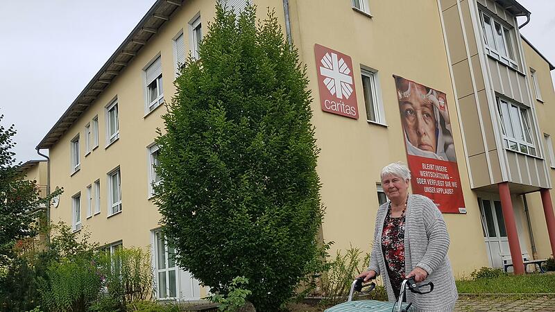Ingeborg M&uuml;ller vor dem Caritas-Pflegeheim in der Bayreuther Stra&szlig;e in Forchheim.
