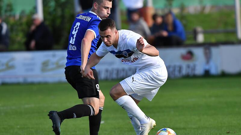 Anton Gnerlich (in Wei&szlig;) rettete dem FSV Erlangen-Bruck mit seinem sp&auml;ten 2:2 bei Saas Bayreuth die Tabellenf&uuml;hrung.