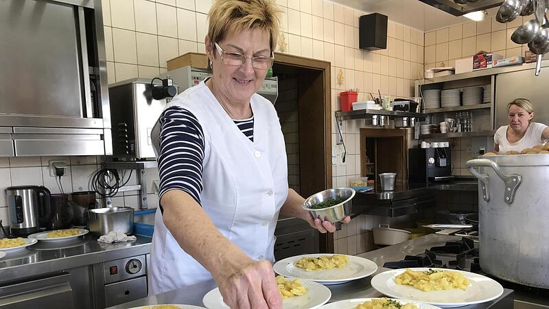 Gerda Beßler (links) und Tochter Sonja Dürrbeck stemmen zusammen den Gasthof Lauberberg in Höchstadt. 2016 hat Beßler die Geschäftsführung an ihre Tochter übergeben. Gerda Beßler (links) und Tochter Sonja Dürrbeck stemmen zusammen den Gasthof Lauberberg in Höchstadt. 2016 hat Beßler die Geschäftsführung an ihre Tochter übergeben.