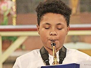 Solo am Saxofon: Fabian Ejiaga.