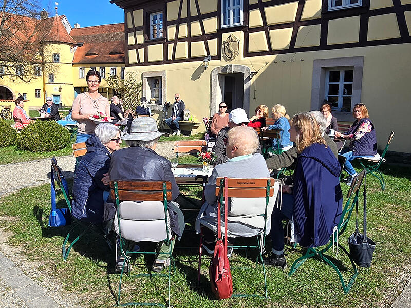Die Cafésaison ist eröffnet: Der Schlossgarten in Adelsdorf bietet eine stilvolle Atmosphäre. Die Cafésaison ist eröffnet: Der Schlossgarten in Adelsdorf bietet eine stilvolle Atmosphäre.