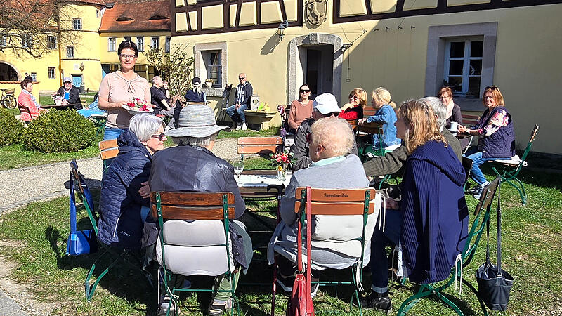 Die Caf&eacute;saison ist er&ouml;ffnet: Der Schlossgarten in Adelsdorf bietet eine stilvolle Atmosph&auml;re.