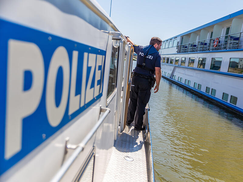 Wasserschutzpolizei Bamberg Polizeihauptmeister Christian Panzer hat den Schiffsverkehr auf dem Main-Donau-Kanal gut im Blick. Wie sein Alltag und der seiner Kollegen aussieht - zu Gast auf einer Streife der Wasserschutzpolizei Bamberg.