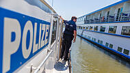 Wasserschutzpolizei Bamberg Polizeihauptmeister Christian Panzer hat den Schiffsverkehr auf dem Main-Donau-Kanal gut im Blick. Wie sein Alltag und der seiner Kollegen aussieht - zu Gast auf einer Streife der Wasserschutzpolizei Bamberg.