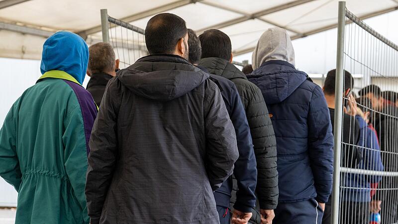 Derzeit kommen viele Flüchtlinge in Deutschland an. Dem Markt Burkardroth sind 17 Personen zugewiesen worden. Derzeit kommen viele Flüchtlinge in Deutschland an. Dem Markt Burkardroth sind 17 Personen zugewiesen worden.