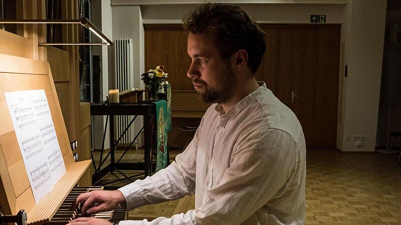 Der junge Organist Bernhard Herzog gestaltete ein Benefizkonzert zugunsten der neuen Orgel in Haarbrücken.