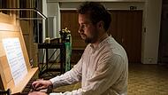 Der junge Organist Bernhard Herzog gestaltete ein Benefizkonzert zugunsten der neuen Orgel in Haarbrücken.