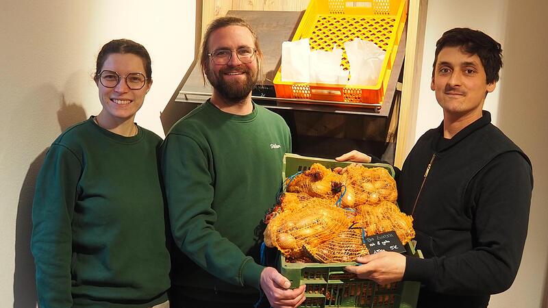 Nathalie und Stefan Liebert mit Simon Moser im neuen Strullendorfer Hofladen.