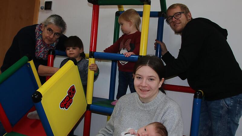 Sr. Dorothea, die Leiterin des Konradshofs (links) mit Diego (3), Emilia (18 Monate) und Tobias sowie Luan (acht Wochen) und seiner Mutter Lisa beim Spielen.