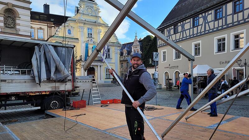 Gestern hat der Aufbau der &bdquo;Kulma-Alm&ldquo; begonnen. Bastian Schuhmann (Bild) l&auml;dt vom 23. November bis zum 8. Januar in das neue &bdquo;Winterdorf&ldquo; auf dem Marktplatz ein.