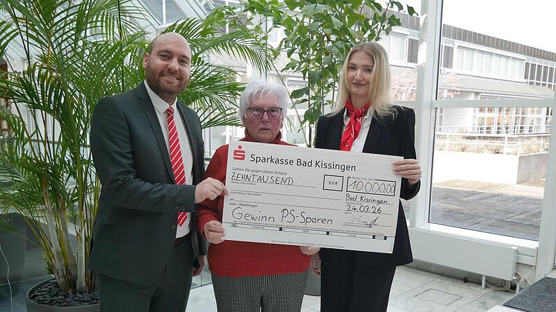 BeratungsCenter-Leiter Felix Dorn und Beraterin Charlotte Steinmetz &uuml;berreichen Maria Metz (Mitte) die symbolischen 10.000 Euro.