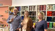 Kai und Birgit Bossling freuen sich mit ihrer Nachfolgerin Tatiana Chervova (Mitte) über die Wiedereröffnung des Wollladens.