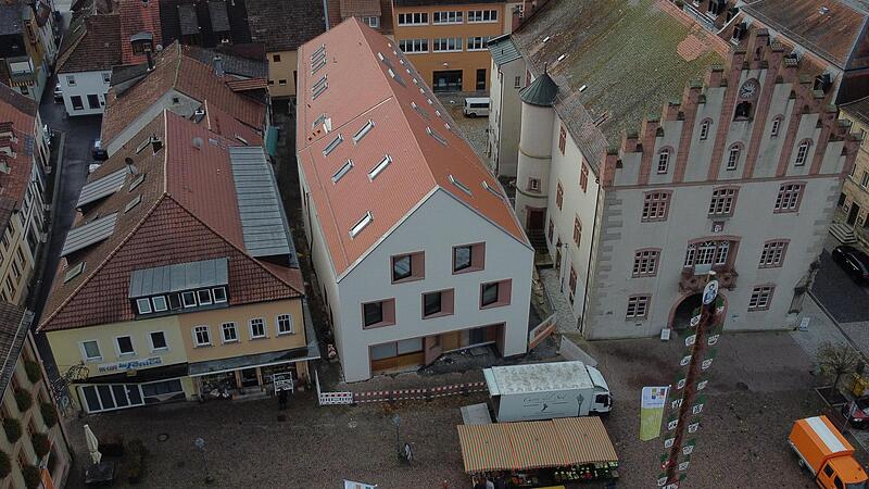 Das B&uuml;rgerhaus (Bildmitte) neben dem historischen Hammelburger Rathaus (rechts) ist nun offiziell er&ouml;ffnet.