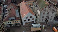 Das B&uuml;rgerhaus (Bildmitte) neben dem historischen Hammelburger Rathaus (rechts) ist nun offiziell er&ouml;ffnet.