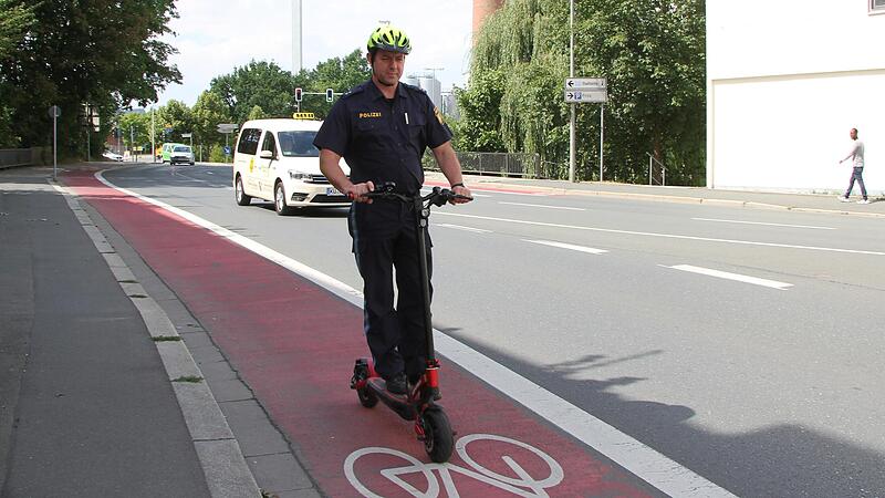 Direkt von der Polizei in Kulmbach geht die Fahrt los. Markus Lang von der Polizei zeigt, dass man auf den Fahrradwegen problemlos fahren kann.