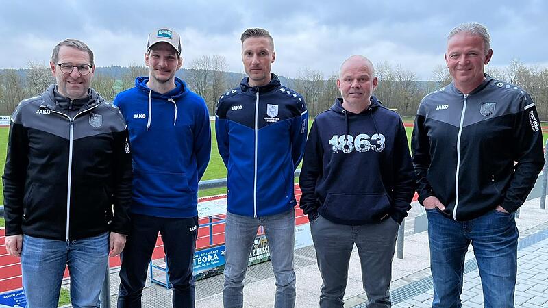 Unser Bild zeigt (von links) Abteilungsleiter Walter Fleischmann, Simon Snaschel, Christoph Then, Sportvorstand Günter Scheuring und Abteilungsleiter Rainer Schmittzeh.