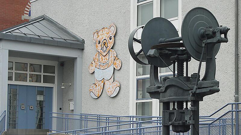 Es  nagt der Zahn der Zeit: Das  zunehmend gut besuchte Museum der deutschen Spielzeugindustrie  muss über kurz oder lang renoviert werden.  Dafür stehen Baukosten  im Bereich von  bis zu einer Million Euro im Raum.