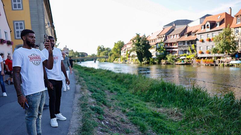 Sehr interessiert an der Bamberger Geschichte und der Architektur zeigte sich Justin Wright-Foreman (links). Der 24-jährige Amerikaner stellte Fragen und machte viele Bilder, hier von „Llittle Venice“.