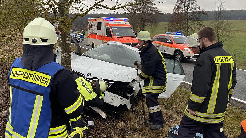 Rettungskr&auml;fte befreiten die Autofahrerin aus ihrem Skoda, der gegen einen Baum geprallt war.