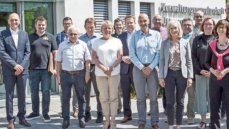 13 Kommunen des Landkreises gr&uuml;ndeten das &bdquo;Klimaschutznetzwerk Erlangen-H&ouml;chstadt&ldquo;. Ziel ist der Austausch zwischen den Kommunen in Fragen von Klimaschutz und Energiewende.