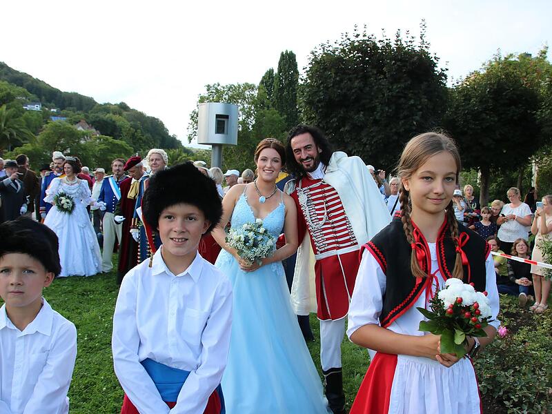 Quellenk&ouml;nigin und F&uuml;rst bei der Vorstellung im Rosengarten