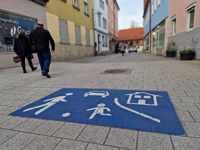 In verkehrsberuhigten Bereichen m&uuml;ssen Fahrzeuge Schrittgeschwindigkeit fahren.