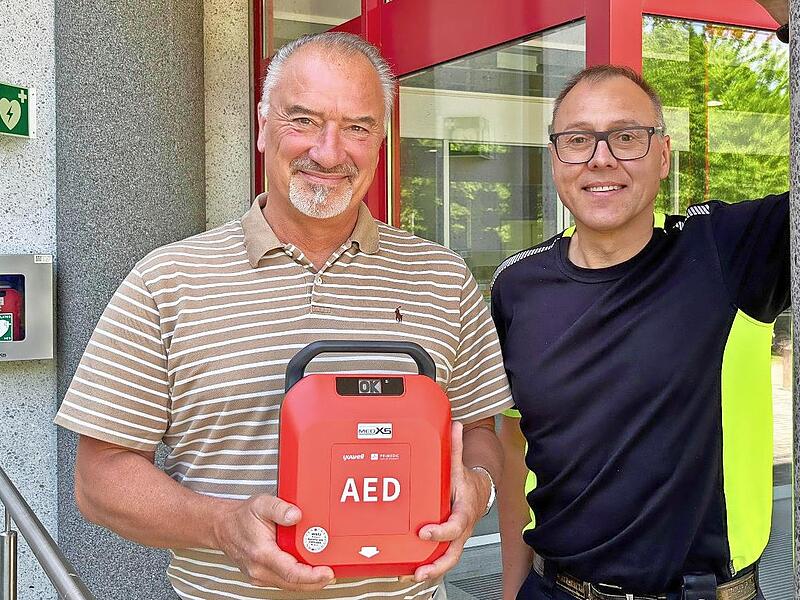 Stephan P. Elsner, Gesch&auml;ftsf&uuml;hrer der Baur-Gruppe (links,) und Klaus Meusel vom betrieblichen Rettungswesens bei der Baur-Gruppe am Baur-Standort in der Weismainer Michael-Dechant-Stra&szlig;e.