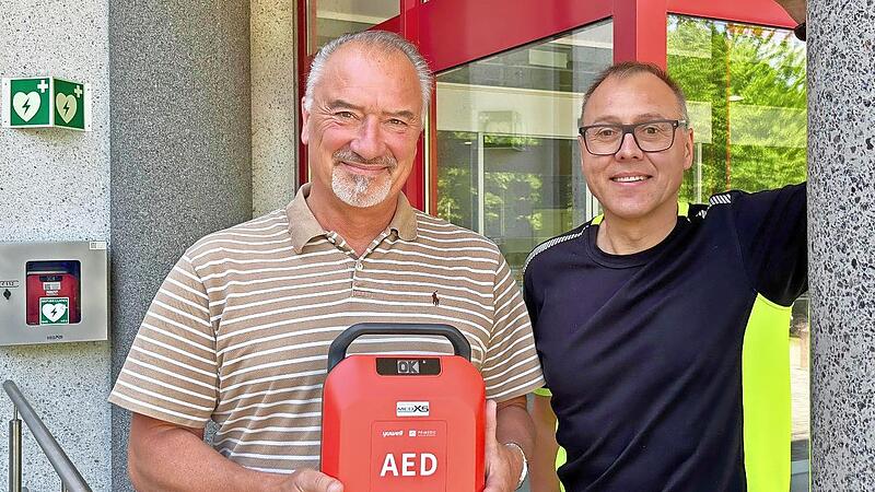 Stephan P. Elsner, Geschäftsführer der Baur-Gruppe (links,) und Klaus Meusel vom betrieblichen Rettungswesens bei der Baur-Gruppe am Baur-Standort in der Weismainer Michael-Dechant-Straße. Stephan P. Elsner, Geschäftsführer der Baur-Gruppe (links,) und Klaus Meusel vom betrieblichen Rettungswesens bei der Baur-Gruppe am Baur-Standort in der Weismainer Michael-Dechant-Straße.