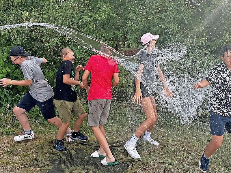 Eine Wasserschlacht ist eine willkommene Abkühlung an heißen Tagen. Am 17. Juli ist das bei der U16-Sommerparty im Jugendhaus „Rabatz“ in Herzogenaurach möglich. Eine Wasserschlacht ist eine willkommene Abkühlung an heißen Tagen. Am 17. Juli ist das bei der U16-Sommerparty im Jugendhaus „Rabatz“ in Herzogenaurach möglich.