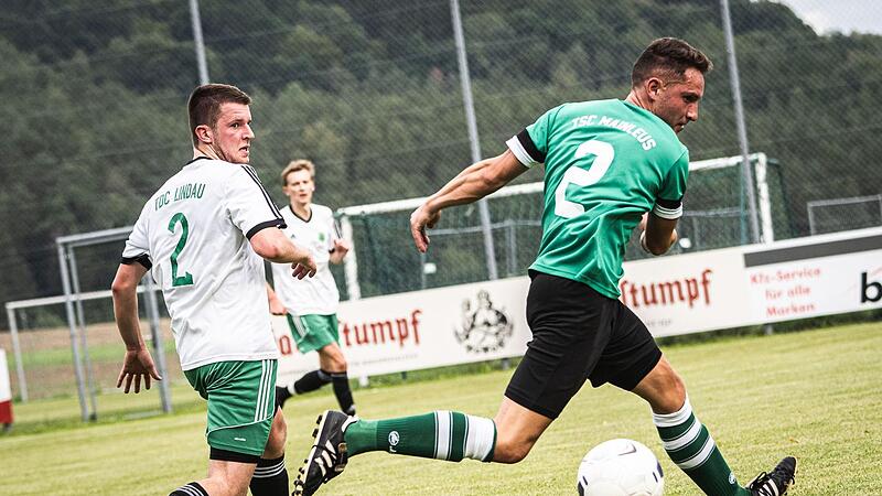 Der Lindauer Max G&ouml;tz (links) hat  Dennis Bu&szlig;, der nach einem Pass gleich in Ballbesitz kommt, im Blick.