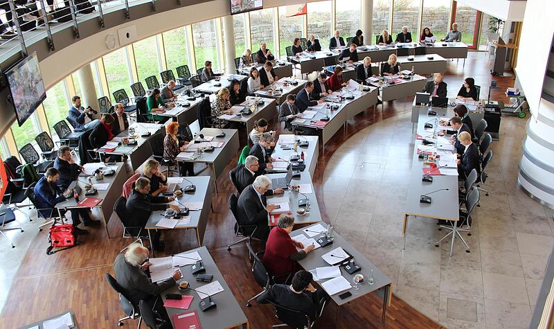 Der Bezirkstag Mittelfranken tagt in Ansbach und besteht derzeit aus 33 Sitzen, normalerweise sind es 24. Der Bezirkstag Mittelfranken tagt in Ansbach und besteht derzeit aus 33 Sitzen, normalerweise sind es 24.