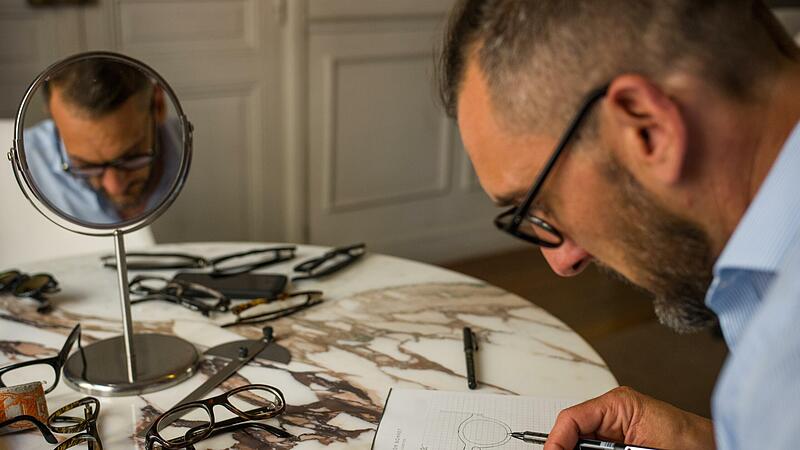 Steven Bonnet entwirft f&uuml;r einen Kunden ein Brillengestell. Im Pariser Familienunternehmen Maison Bonnet werden alle Brillen in Handarbeit gefertigt.