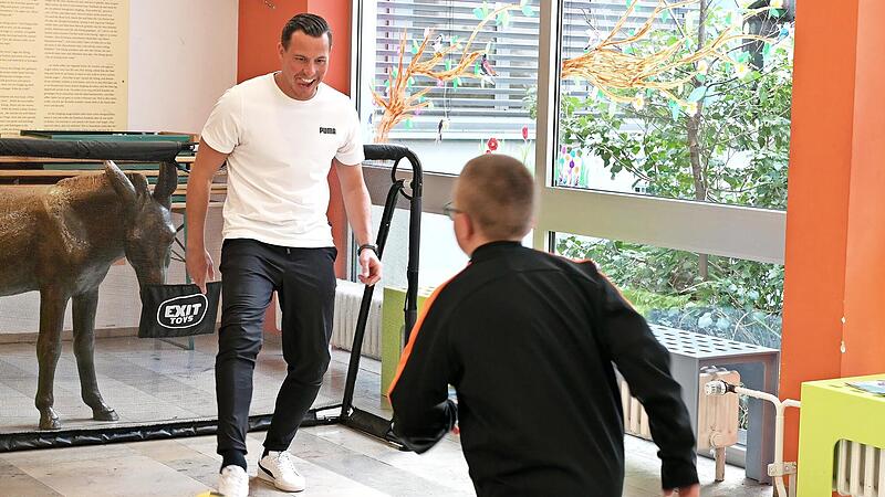 Volle Konzentration: Edgar Prib, Co-Trainer der U19-Mannschaft der SpVgg Greuther F&uuml;rth, stand im Foyer der Kinder- und Jugendklinik des Uniklinikums Erlangen im Tor.