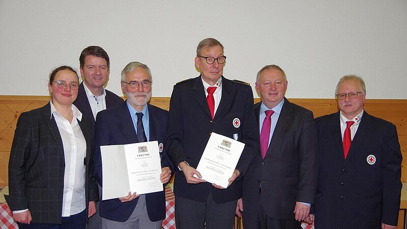 Staatliche Auszeichnung mit Ehrenzeichen am Bande – auf dem Bild sind zu sehen (von links): Dorothea Deeg, Mdl Sandro Kirchner, Dr. Ralph Brath, Mike Must, Landrat Thomas Bold und Kreisbereichsleiter Burkard Kuhn.