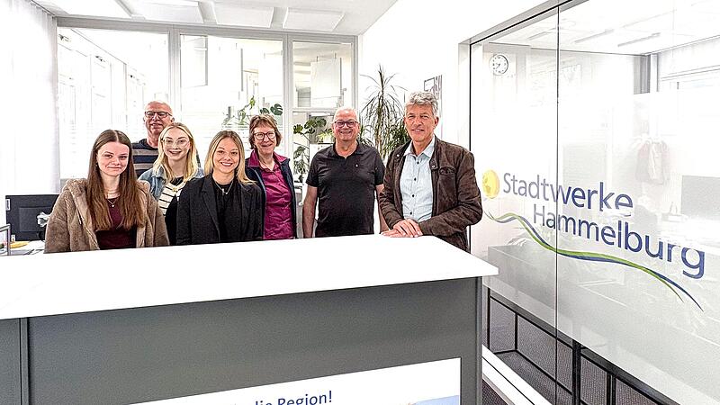 Auf dem Bild rechts der Gesch&auml;ftsf&uuml;hrer Stadtwerke Hammelburg, Matthias Metz, mit dem Beratungsteam des Kundencenters.